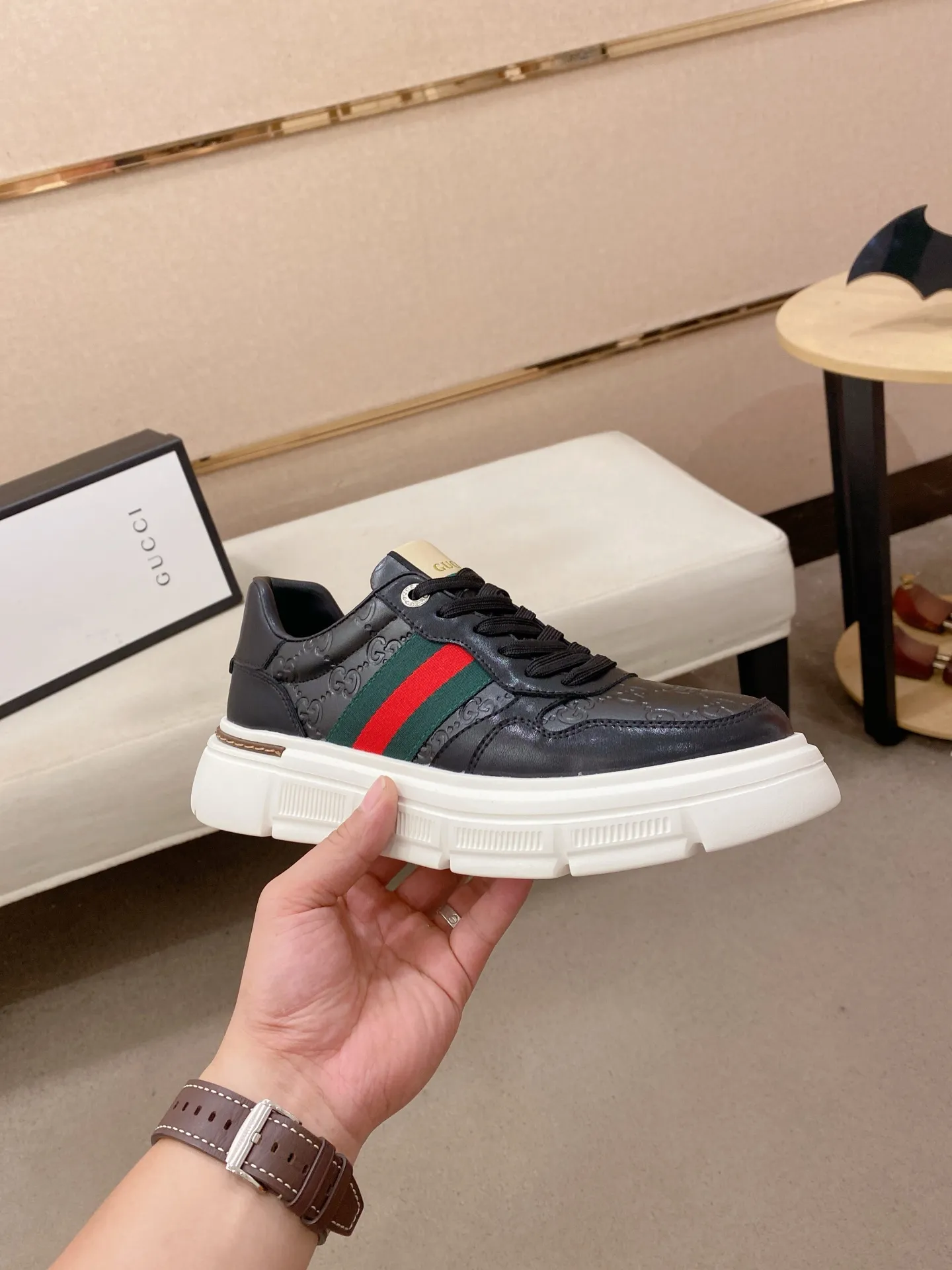 Men's shoes💰 420💰The new GUCCI (Gucci) counters are launched simultaneously. The new men's shoes, 😘fabrics are selected from imported cowhide, and the lining is sheepskin lining. 👍🏿 High-end ☄️ air-cushion molded anti-slip rubber outsole, exquisite lines, simple and elegant, comfortable and high-end for leisure travel. Code number: 38 to 44 (45 can be customized and cannot be returned or exchanged)